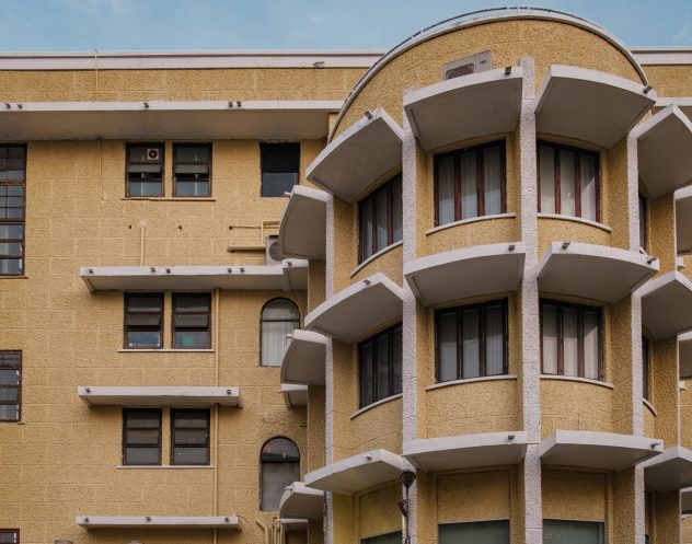 ตึกแถวสีเหลืองริมถนนรดำเนิน